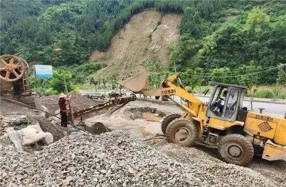 奉節(jié)一臨時碎石加工點違規(guī)直排污水遭嚴(yán)厲查處